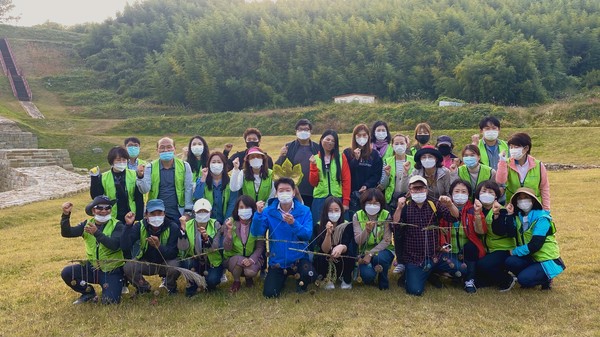 하동교육지원청은 지난 27일 고전면 하동읍성 일대에서 전 교직원이 참석한 가운데 ‘찾아가서 배우는 역사 속 청렴의 가치’ 행사를 가졌다./ⓒ하동군