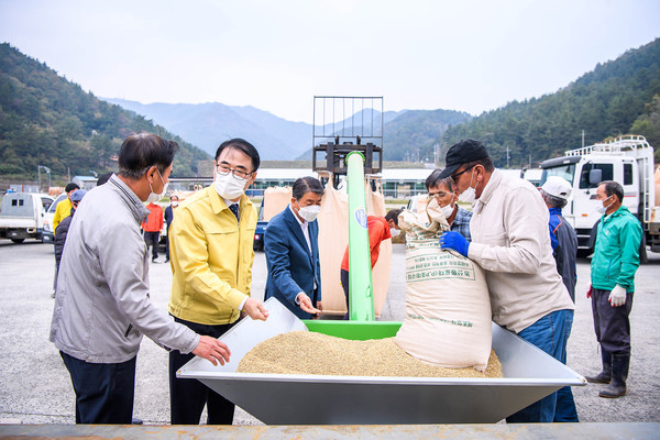 남해군은 지난 28일 친환경쌀클러스터사업장에서 2020년산 친환경 벼 수매를 했다.(친환경 벼 수매 현장)/ⓒ남해군