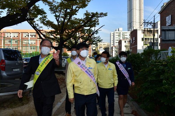 변광용 거제시장이 신현초등학교, 녹색어머니 연합회, 거제경찰서가 참여한 신현초등학교 교통안전 캠페인에 참석하여 이른 아침부터 어린이 통학로를 점검하는 현장중심의 행정을 펼쳤다./ⓒ거제시