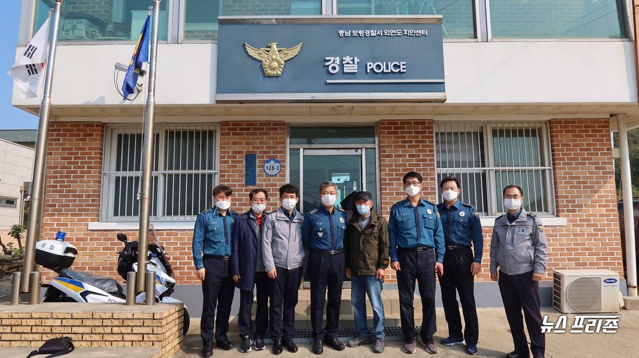 홍완선 보령경찰서장이 외연도와 삽시도 등 도서치안센터 현장 방문, 기념촬영을 하고 있다.Ⓒ보령경찰서