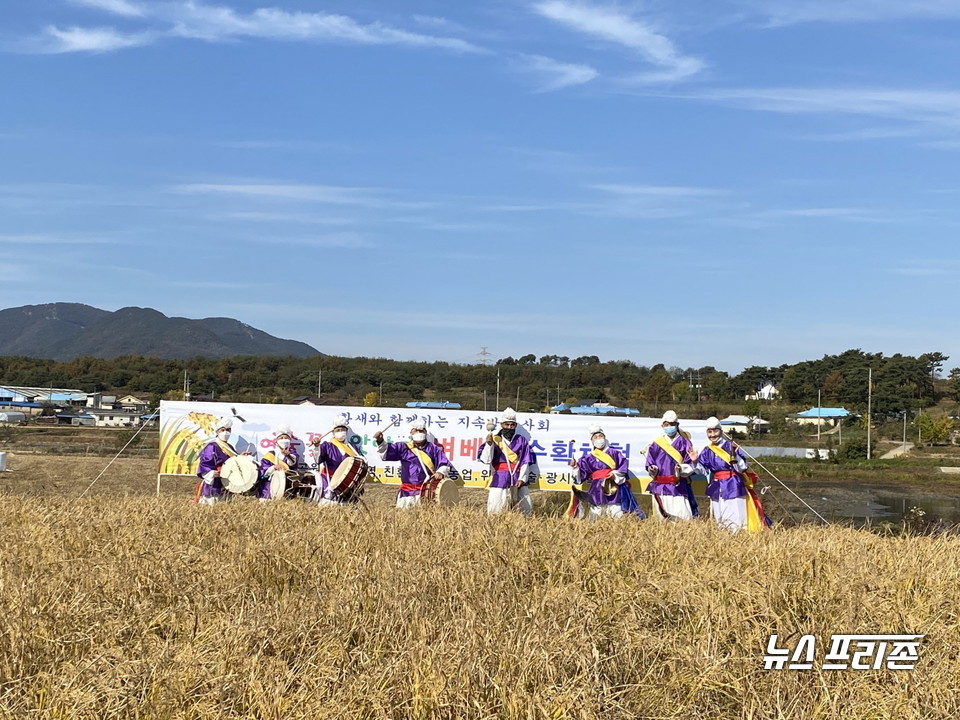 충남 예산군 광시면 황새마을은 지난 28일 공동체 연대의식을 다지고 풍년을 기원하는 제2회 황새마을 추수행사를 열었다./ⓒ예산군청