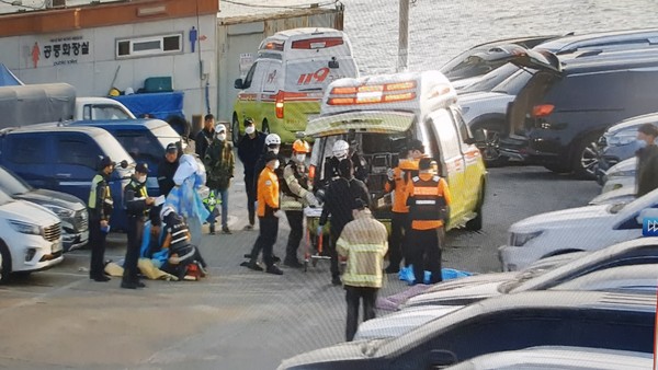 31일 오전 5시 41분쯤 충남 태안군 고남면 영목항 인근 해상에서 낚시객 22명이 탄 9.77t 어선이 원산안면대교 교각을 충돌했다./ⓒ태안해양경찰서