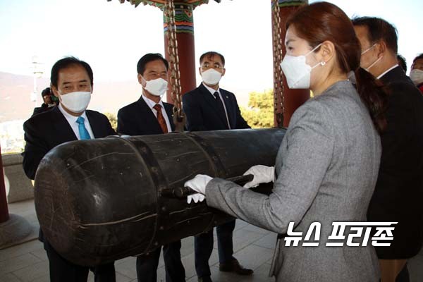 포천시민의 날 기념행사의 첫 순서로 반월각의 시민대종을 타종하고 있는 박윤국시장을 비롯한 주요 내빈들.청성역사공원 반월각에 설치된 시민대종 타종식./Ⓒ이건구기자