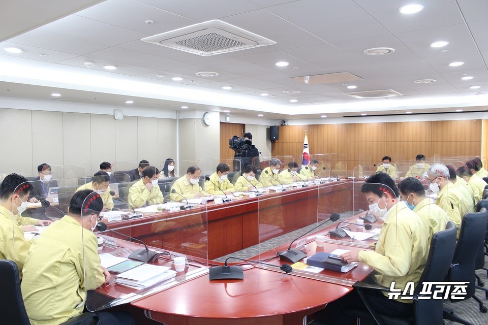 양승조 지사는 “충남의 123개 기업이 대기오염물질 자발적 감축 협약을 체결한다”고 밝혔다./ⓒ박성민기자