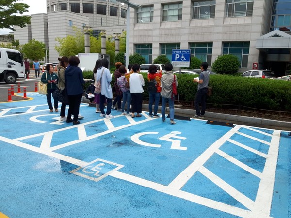 진주시는 11월 2일부터 12월 2일까지 경남 진주시 장애인 편의증진 기술센터와 함께 읍·면사무소, 동 행정복지센터 및 다중이용시설 등을 대상으로 장애인 편의시설에 대한 합동점검을 실시한다./ⓒ진주시