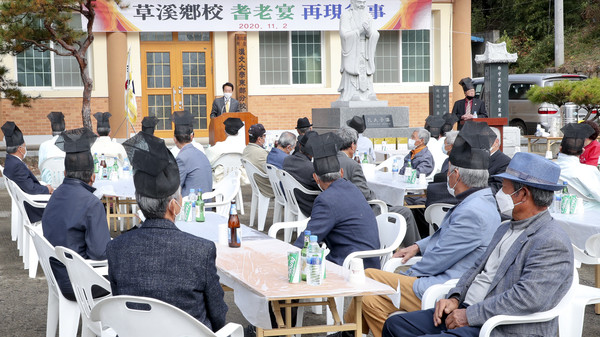 합천 초계향교는 2일 초계향교 충효관 앞에서 문준희 합천군수를 비롯한 기관사회단체장과 향교 및 유림회원 50여명을 초청하여 기로연 재연행사를 거행했다./ⓒ합천군