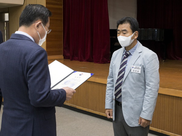 통영시 중앙동 김순효 주민자치위원장이 지방자치 발전에 대한 유공으로 행정안전부장관 표창을 수상했다./ⓒ통영시