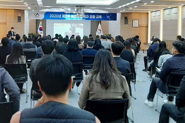 서산시는 3일 박연정 국민권익위원회 청렴연수원 전문 강사를 시청 대회의실로 초빙해 신규 및 승진, 보조금·공사·용역 담당 공무원 등 100여 명을 대상으로 공직자 청렴 교육을 실시했다./ⓒ서산시청