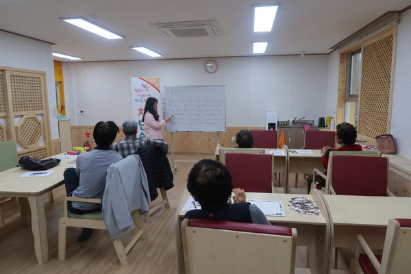 하동군치매안심센터는 낮 시간대 치매환자를 돌보는 가족의 부양부담을 덜고 환자의 치매증상 악화를 방지하고자 다양한 프로그램의 치매환자 쉼터를 운영한다./ⓒ하동군