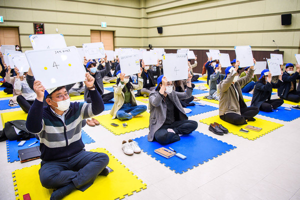 남해군은 지난 2일 공무원 등 60여명이 참석한 가운데 ‘아는 만큼 청렴하다’라는 주제로 청렴퀴즈 교육을 실시했다./ⓒ남해군