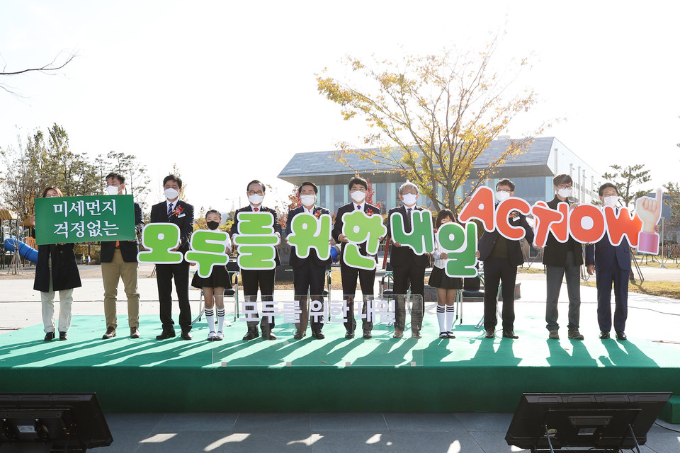 왼쪽 다섯 번째부터 박상돈 천안시장, 오세현 아산시장, 맹정호 서산시장, 김홍장 당진시장이 ‘미세먼지 걱정없는 모두를 위한 내일  ACT NOW’ 구호를 외치고 있다./ⓒ천안시