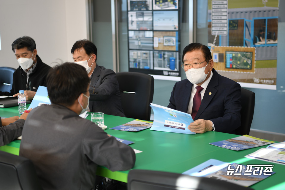 김석환 홍성군수는 2일 코로나19로 경제적 어려움을 겪고 있는 기업인들의 애로사항을 적극 반영코자 내포도시첨단산업단지 내 입주기업을 찾아 기업현장 방문 간담회를 가졌다./ⓒ홍성군청