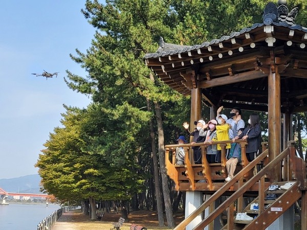 하동 노량초등학교는 하동교육지원청 오감길체험학습 운영 협력학교로 지정돼 ‘삼삼오오 하동얼 오감길체험학습 유튜브 콘텐츠 제작’이라는 주제로 영상 콘텐츠를 제작 중이다./ⓒ하동군