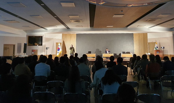 하동군은 지난 2일 군청 대회의실에서 반부패 청렴문화 확산 교육 일환으로 ‘청렴의 신과 함께’라는 프로그램의 청렴연극 공연을 펼쳤다./ⓒ하동군