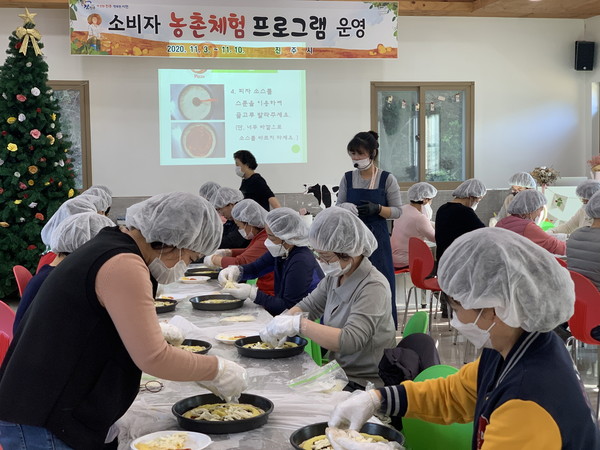 진주시는 이달 3일 부터 10일까지 총 18회에 걸쳐 관내 5개의 농촌체험농장에서‘도시소비자 농촌체험 프로그램’을 운영한다./ⓒ진주시