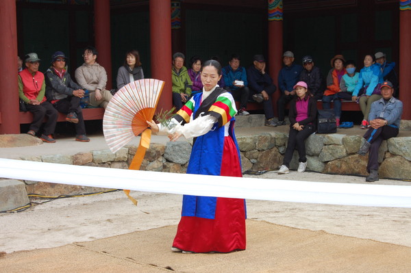 통영시 (재)통영한산대첩문화재단은 매주 일요일 ‘통영 국가무형문화재 공연’ 행사를 통영 삼도수군통제영에서 재개한다.(남해안 별신굿)/ⓒ통영시