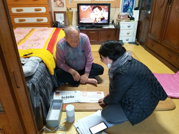 남해군은 동절기 홀로어르신 고독사 예방을 위해 홀로어르신 안전확인을 위한 응급안전서비스를 더욱 강화할 계획이다.(홀몸어르신 케어)/ⓒ남해군