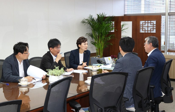 조응천의원이 김현미 국토교통부장관 및 관계자들을 만나 제2경춘국도 노선변경에 관해 논의하고 있다./Ⓒ조응천의원실