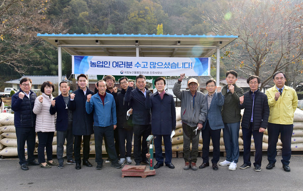 조규일 진주시장은 5일 오전 금곡면 상인담마을 공공비축미곡 매입현장을 방문 모습./ⓒ진주시