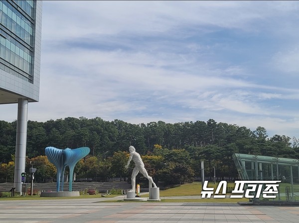 성남시는 미세먼지 없는 성남을 목표로 대책마련에 고심사진은 성남시청 본관 앞 광장 ⓒ 김은경 기자