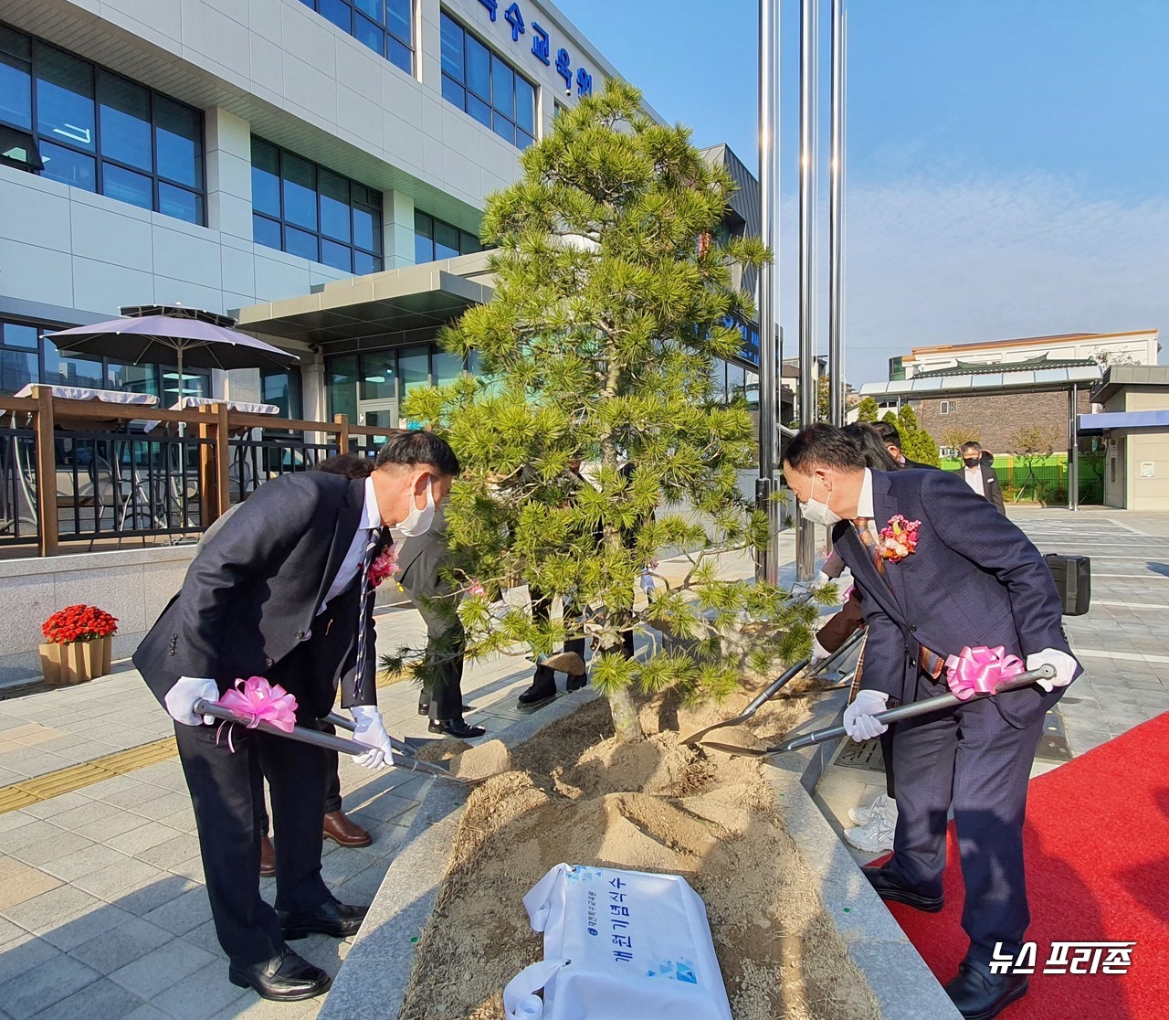 설동호 대전시교육감(오른쪽)과 조동열 대전특수교육원장(왼쪽) 등이 2일 오후 대전특수교육원 개원식 행사가 열린 가운데, 식수 행사에 참여하고 있다./ⓒ이현식 기자