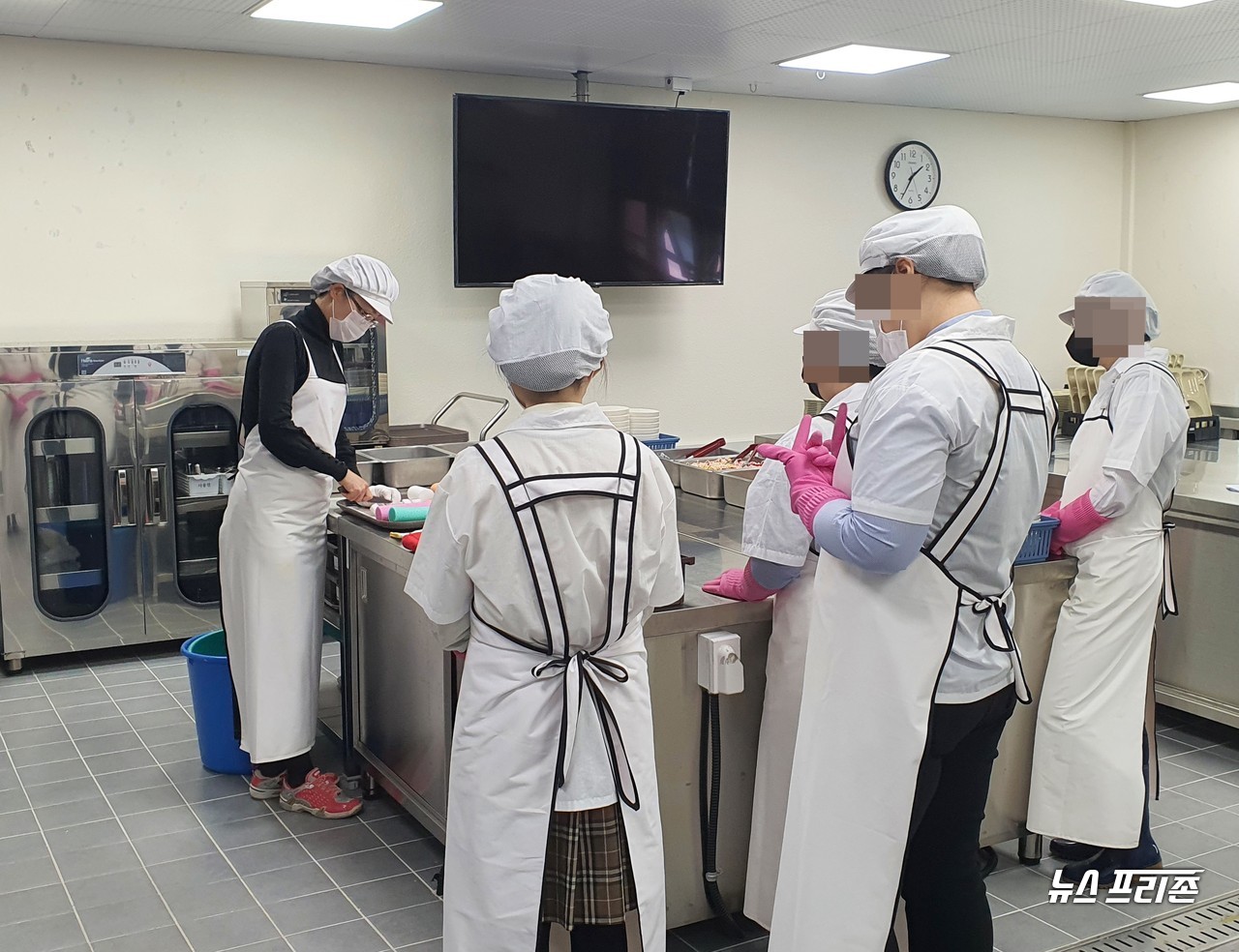 2일 오후 대전특수교육원 직무실습실에서 교사의 안내에 따라 학생들이 직무실습을 위한 학습을 받고 있다./ⓒ이현식 기자