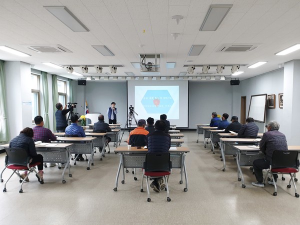 함양군은 6일 농업기술센터 1층 교육장에서 수출 딸기 농가 20여명을 대상으로 찾아가는 수출현장 종합컨설팅을 가졌다./ⓒ함양군