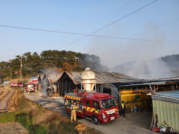 7일 오후 3시 33분쯤 충남 서산시 지곡면 연화리 한 양계장에서 불이 나 50여분만에 진화됐다./ⓒ서산소방서