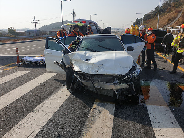 7일 오후 1시 30분쯤 충남 아산시 염치면 강천리 인근 중방교차로에서 그랜저 승용차와 벤츠 승용차가 충돌했다./ⓒ아산소방서