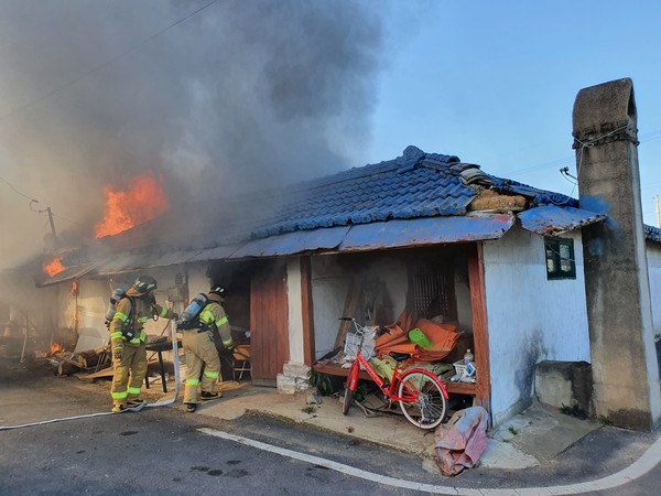 8일 오전 9시 26분쯤 충남 태안군 태안읍 산후리 한 단독주택에서 불이 나 신고를 받고 출동한 소방관들이 진화작업을 벌이고 있다./ⓒ태안소방서