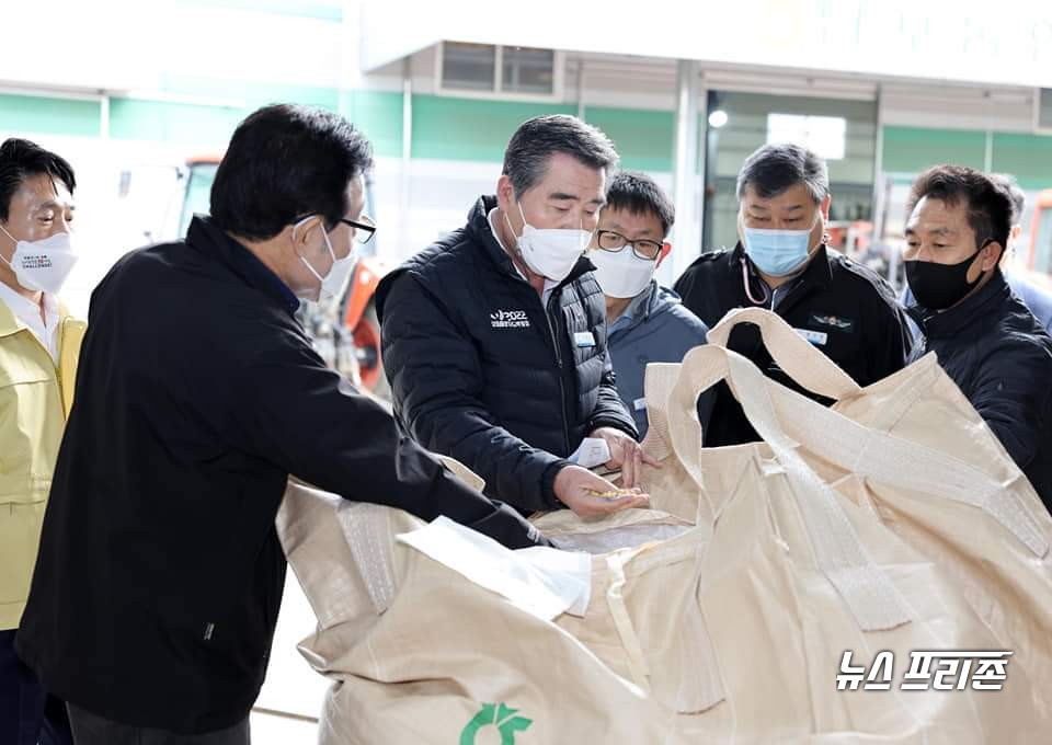 김동일 보령시장이 건조 벼 매입현장을 방문 농민들과 대화를 나누고 있다.©보령시청