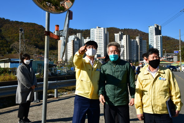 거제시는 변광용 시장이 주민불편 해소를 위해 소규모 지역개발사업 대상지 2개소를 점검했다./ⓒ거제시