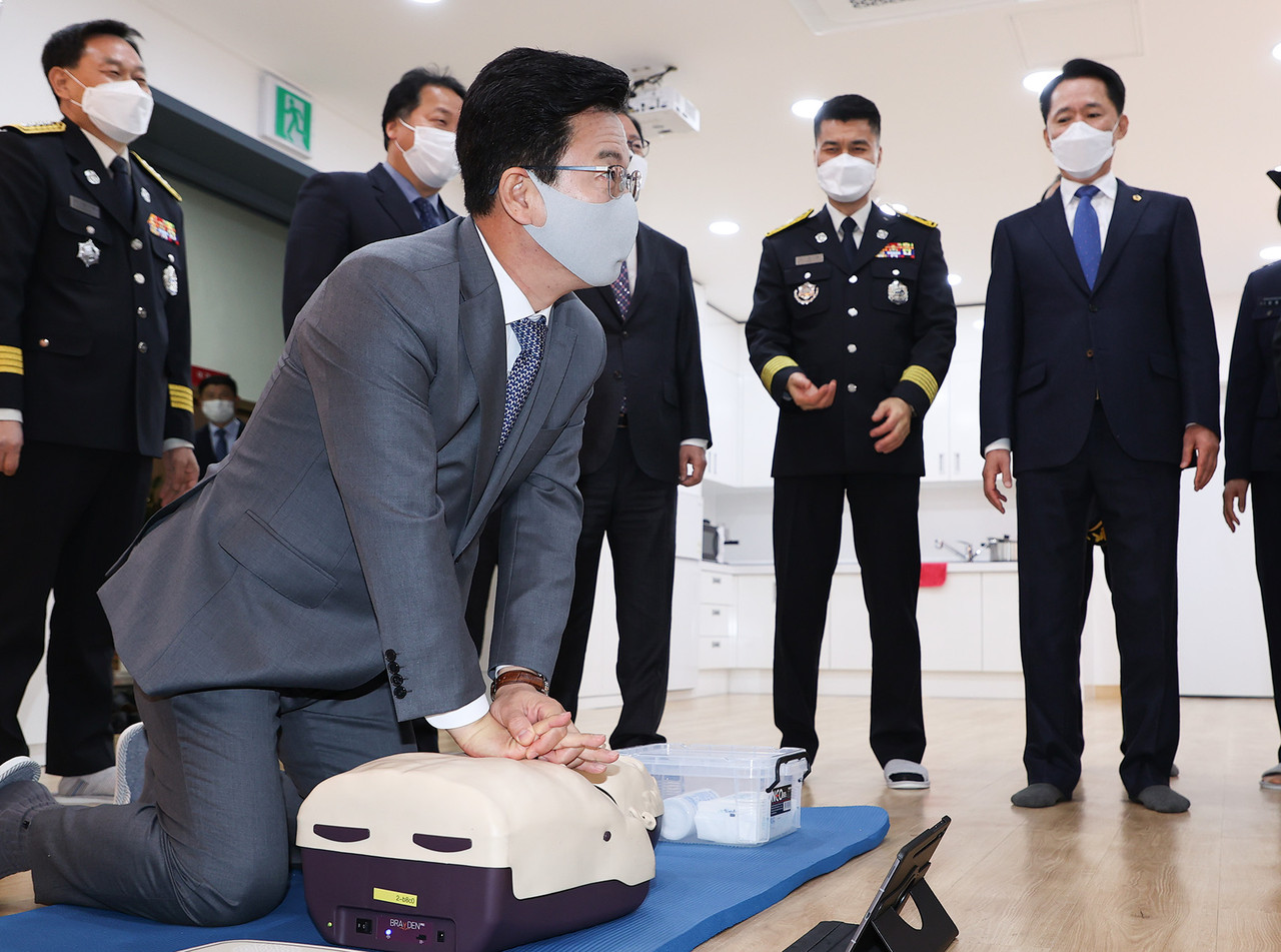 제58주년 소방의 날 기념식_재난안전교육장 준공식에서 허태정 대전시장이 시연하는 모습./ⓒ대전시