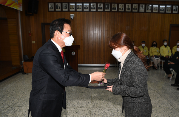 9일 군청 대회의실에서 한정우 군수(왼쪽)가 신규공무원에게 임용장과 장미를 전달하고 있다./ⓒ창녕군