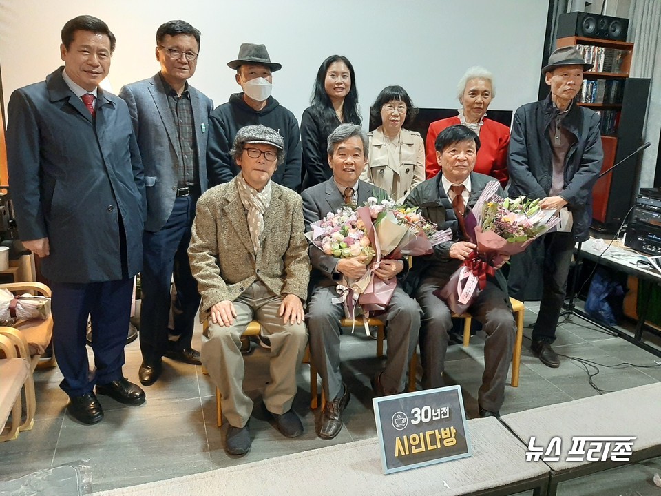 ‘시놀자, 청라언덕에서 김선굉 김호진 시인과 함께’행사를 마치고 기념촬영을 하고 있다. 앞줄 왼쪽부터 김성춘 김호진 김선굉 시인 뒷줄 왼쪽부터 류규하 대구 중구청장 조기현 시인 이종문 시인 신이경 중앙치매예방협회 대표 고경하 조영애 장하빈 시인./사진=박상봉