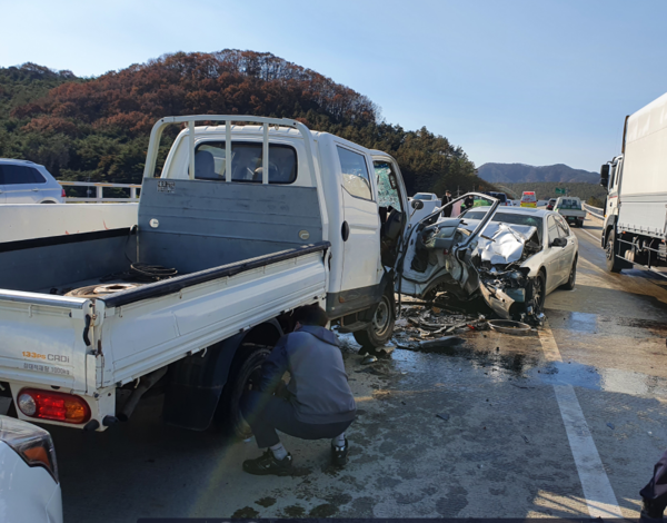 9일 낮 12시 55분쯤 충남 보령시 청라면 향천리 향천교차로에서 BMW 승용차가 역주행으로 운행하다 마주오던 1t 트럭을 정면으로 충돌하는 사고가 발생했다./ⓒ보령소방서