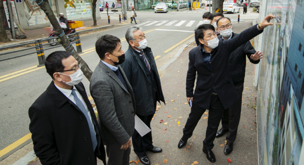 화성시의회 도시건설위원회 병점 도시재생 예정지와 대중교통혁신추진단을 방문했다./ⓒ화성시의회