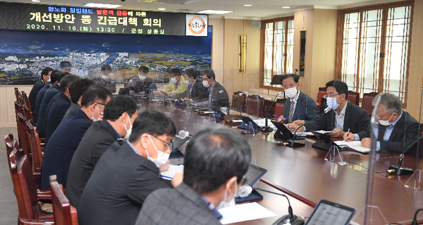 거창군은 10일 군청 상황실에서 구인모 거창군수 주재로 거창항노화힐링랜드 ‘Y자형 출렁다리’ 방문객 급증에 따른 주민 불편 해소를 위한 긴급 종합대책보고회를 개최했다./ⓒ거창군