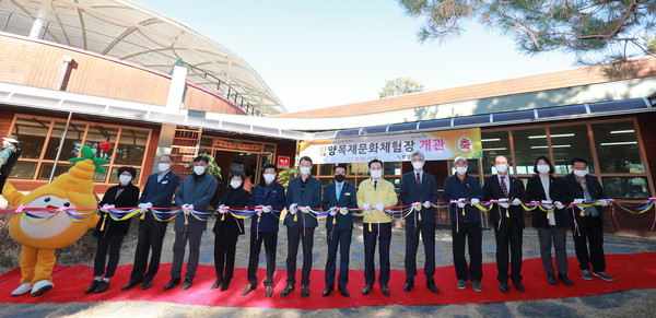 함양군은 10일 오후 안의면 율림마을 솔숲에서 함양목재문화체험장 개관식을 개최했다./ⓒ함양군