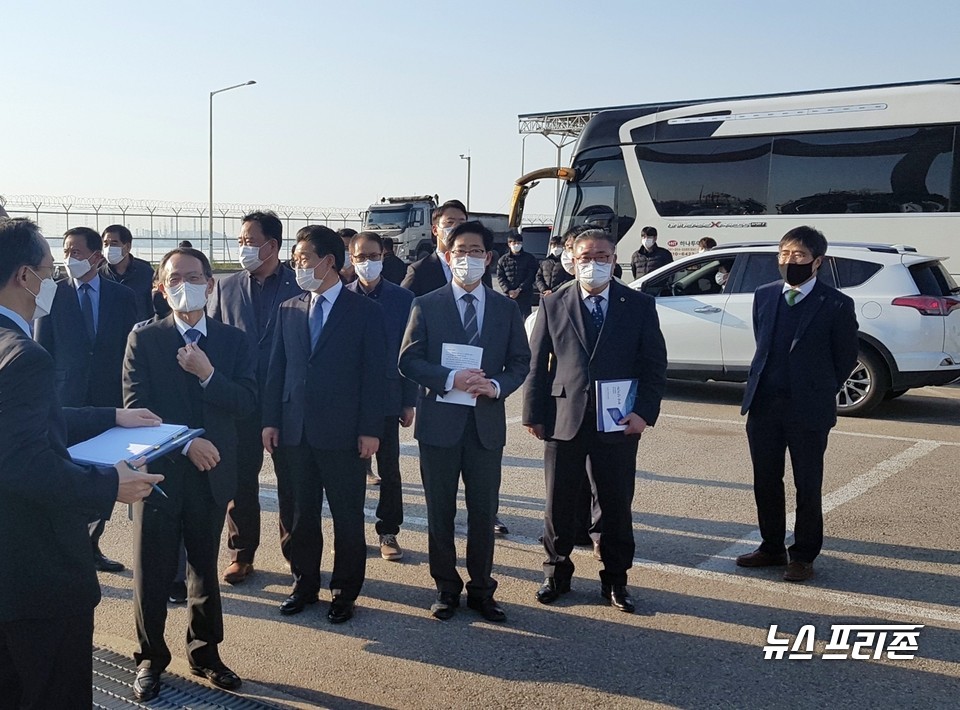 김명선 충남도의회 의장은 11일 당진·평택항 매립지 일원 대법원 관할권 소송 현장검증 지역을 방문해 진행상황을 확인했다./ⓒ충남도의회