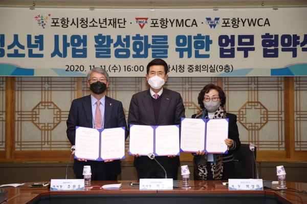 (왼쪽부터) 조원호 포항YMCA 이사장, 이강덕 포항시장, 백성미 YWCA 회장이 업무협약을 체결하고있다/Ⓒ포항시