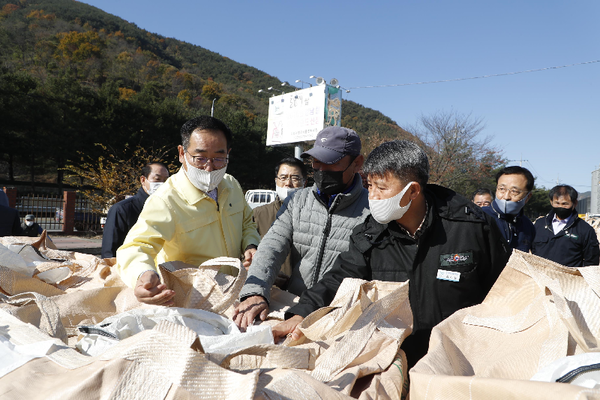 의령군은 지난달 6일부터 11월 6일까지 산물벼 38,063포 매입을 완료하고, 11월 9일의령농협RPC를 시작으로 12월까지 건조벼 44,643포대(40kg/포)를 매입할 계획이다./ⓒ의령군