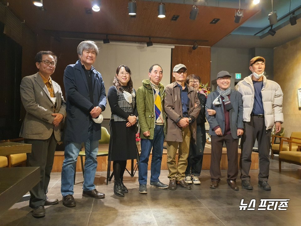 이날 김완준 심강우 소설집 출판기념회 및 시낭송 행사에는 구미뿐 아니라 대구에서도 다수의 시인 작가와 기업인들이 축하객으로 참석했다. 왼쪽부터 천병석 시인 김완준 작가 이복희 낭송가 김상연 시인 심강우 작가 오문희 낭송가 박상봉 시인  신휘 시인./사진=박상봉