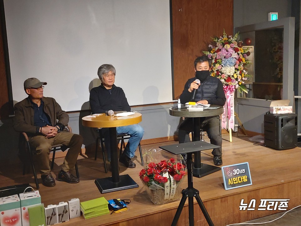 경북 구미시 형곡동 커피베이 금오산점 2층 갤러리에서 수요문학회와 30년전 시인다방 주관으로 열린 김완준 소설집『열대의 낙원』심강우 소설집『꽁치가 숨쉬는 방』출판기념회에서 류경무 시인(오른쪽)이 김완준(가운데) 심강우(왼쪽) 작가의 작품세계를 살펴보는 패널토론을 진행하고 있다. /사진=박상봉