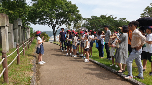 진주 미래인재학습지원센터는 다가올 겨울방학을 맞이하여 진주성 어린이 해설사, 겨울방학 영어캠프, 방학특강 과정의 수강생을 오는 16일부터 27일까지 모집한다.(2019년 방학캠프 모습)/ⓒ진주시