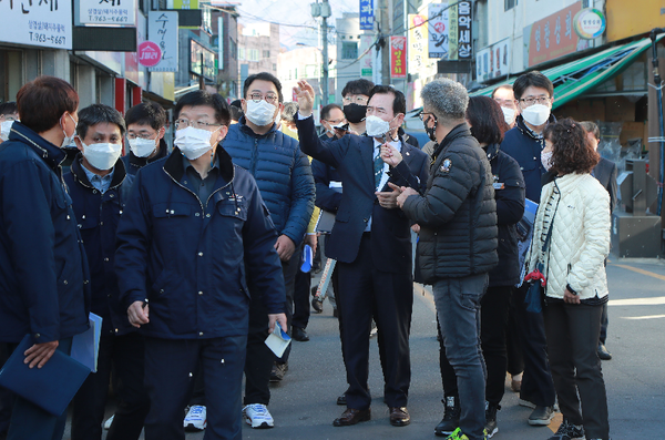 함양군은 지난 11일 오후 서춘수 군수와 부서장 등 20여명이 참석한 가운데 용평리 도시재생 뉴딜사업 대상지역 일원에서 현장설명회를 가졌다./ⓒ함양군