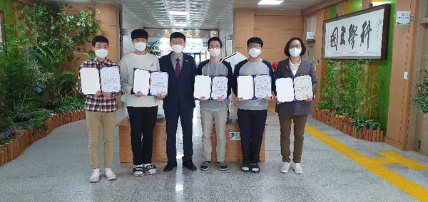 경남과학고등학교는 ‘제14회 노벨과학에세이대회’에서 2학년 박진(금상), 1학년 정선우(은상), 2학년 김단호, 엄기혁(동상)학생이 수상했다./ⓒ경남과학고