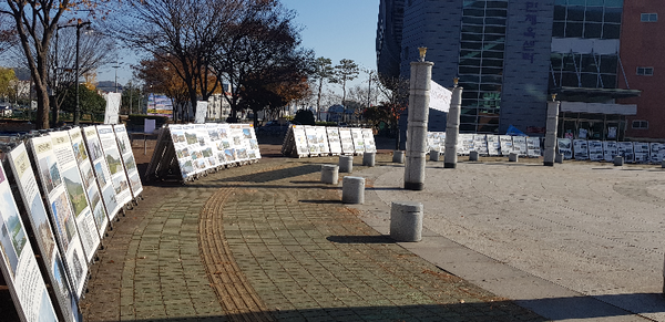 의령군은 봉오동⋅청산리 전투 100주년을 기념하고 독립투사분들의 나라사랑 정신을 계도하기 위하여 독립운동 현장 사진전을 개최하고 있다./ⓒ의령군