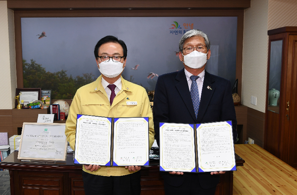 창녕군은 지난 11일 군수 집무실에서 창녕군 산림조합과 소상공인 육성자금 지원 업무협약식을 가졌다./ⓒ창녕군