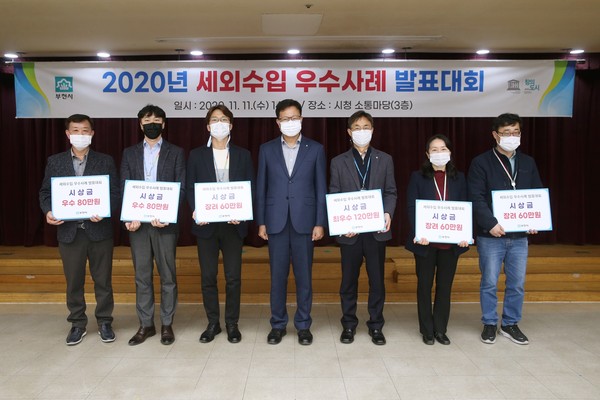 부천시가 지난 11일 소통마당에서 개최한 2020년 세외수입 우수사례 발표대회에서 수상자들과 신낭현 부시장(왼쪽에서 네 번째)이 기념촬영한 모습/ⓒ부천시